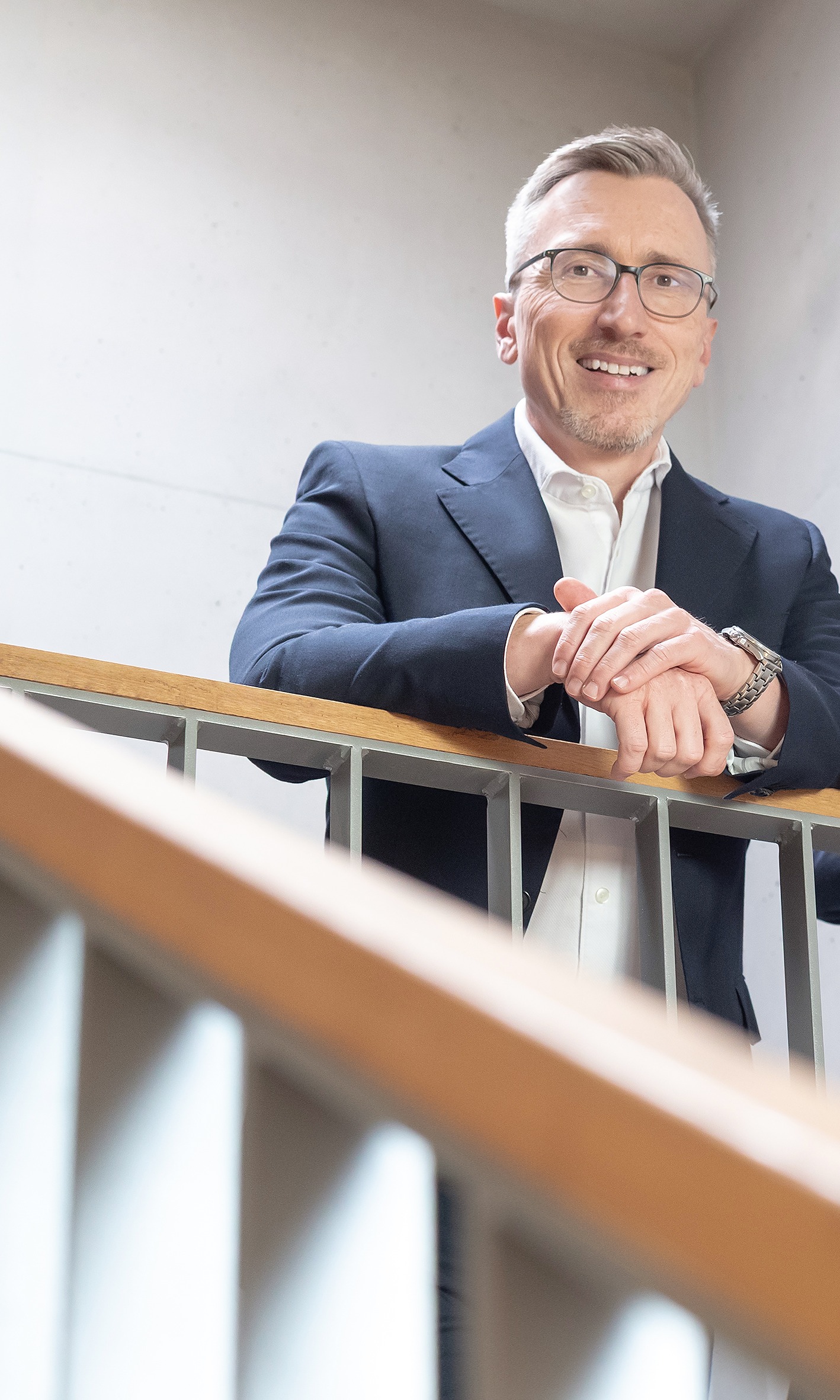 Christoph Petry dans un escalier