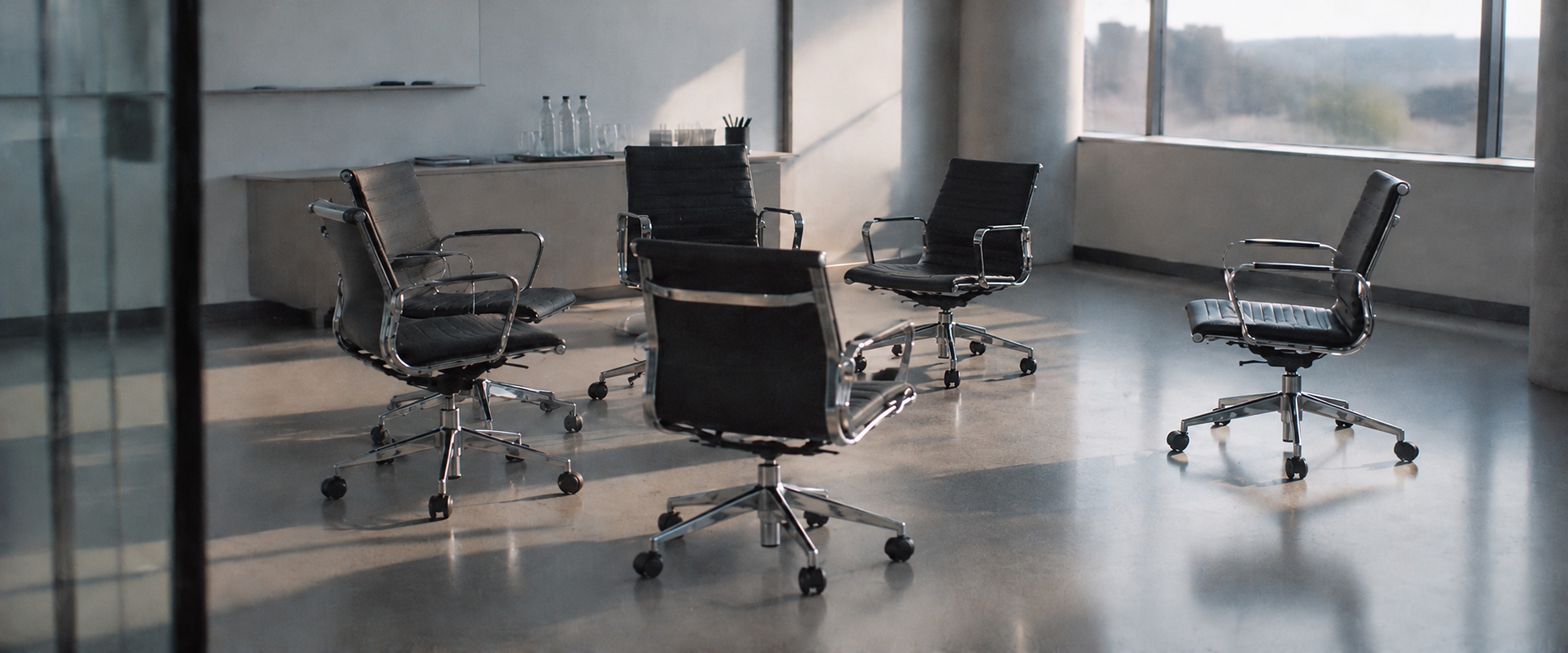 Salle de conférence vide avec cinq fauteuils design